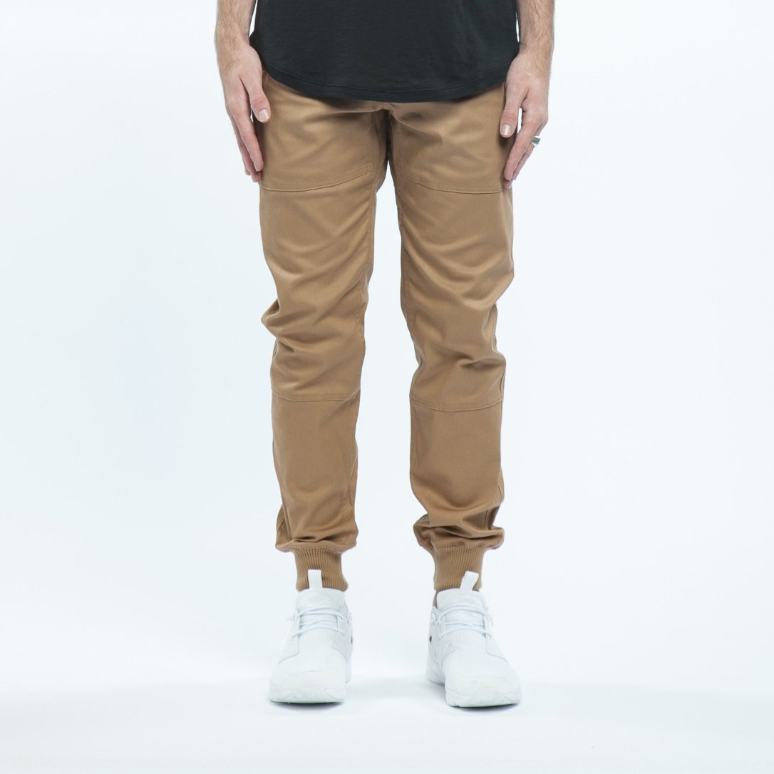 Celana jogger untuk gaya kekinian dan nyaman (www.istock.com).