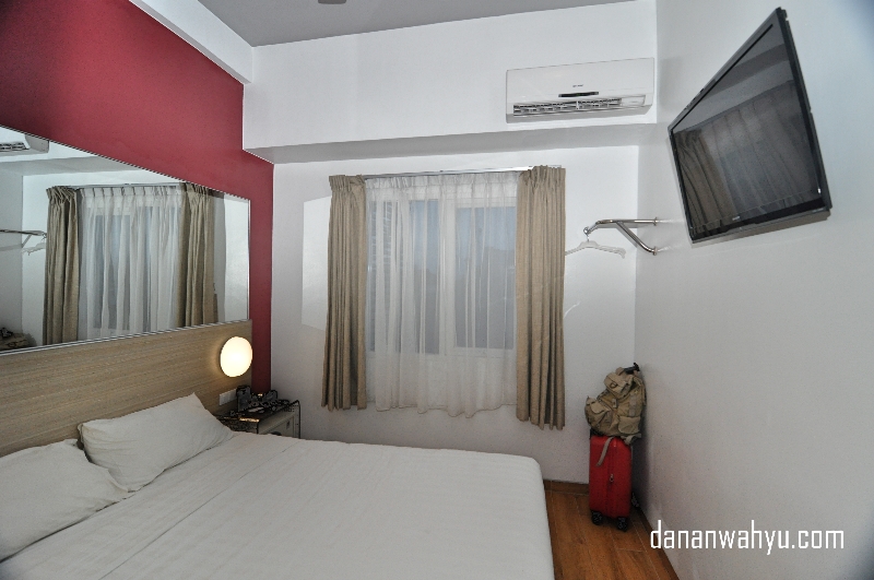Walau minimal tetap ada televisi dan AC.