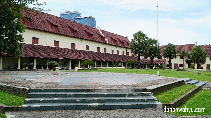 Bangunan bersejarah ini memiliki taman yang luas 