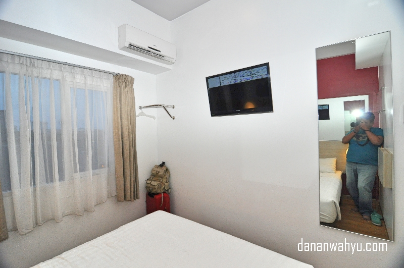 Kamar tanpa lemari tapi tetap nyaman. 