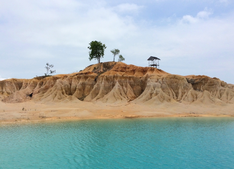 Danau biru dengan gugusan bukit pasir