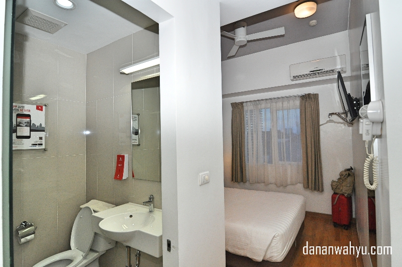 Buat cewek-cewek ada kabar gembira di kamar Planet Hotel tersedia hair dryer 
