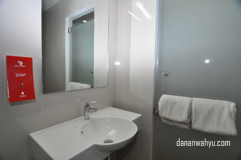 Tersedia handuk bersih dan sabun di kamar mandi 