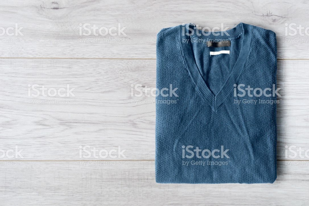 Sweater multingsi yang bisa dipakai saat nuansa formal dan non formal (www.istock.com).
