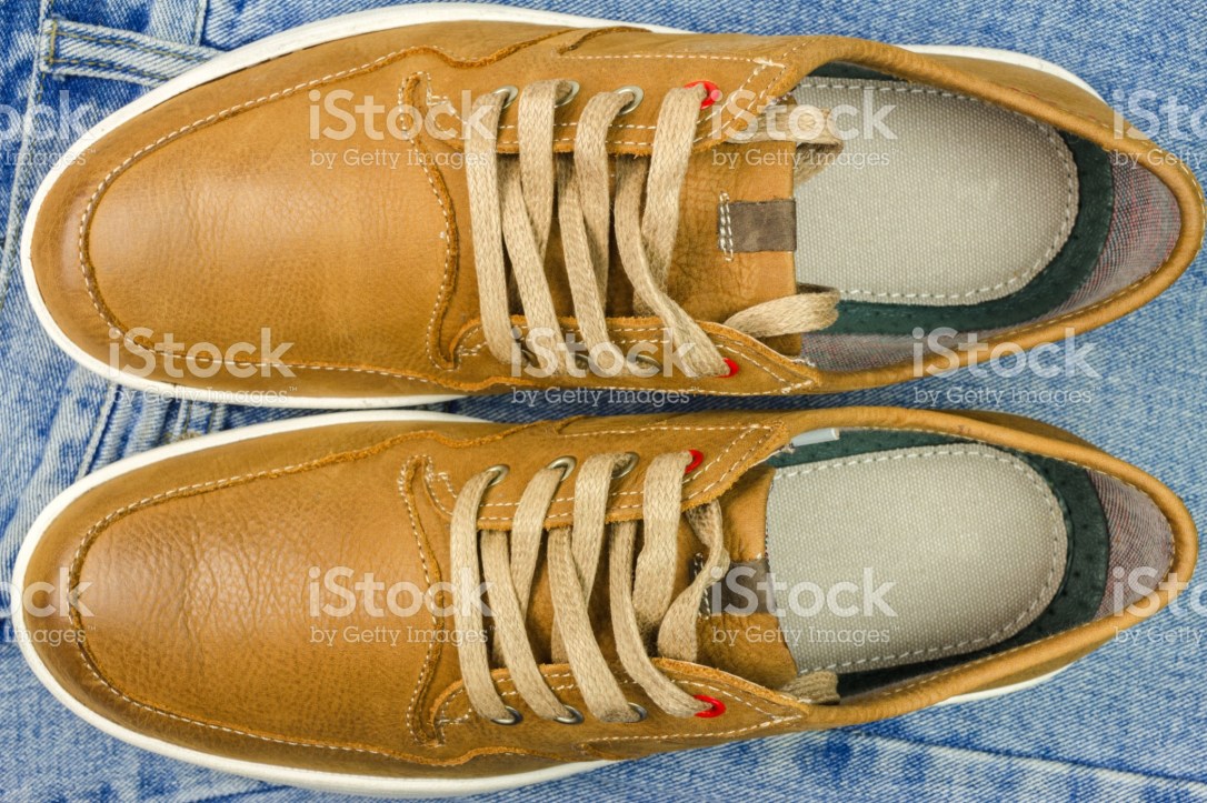 Sepatu kulit yang nyaman untuk traveling (www.istock.com).