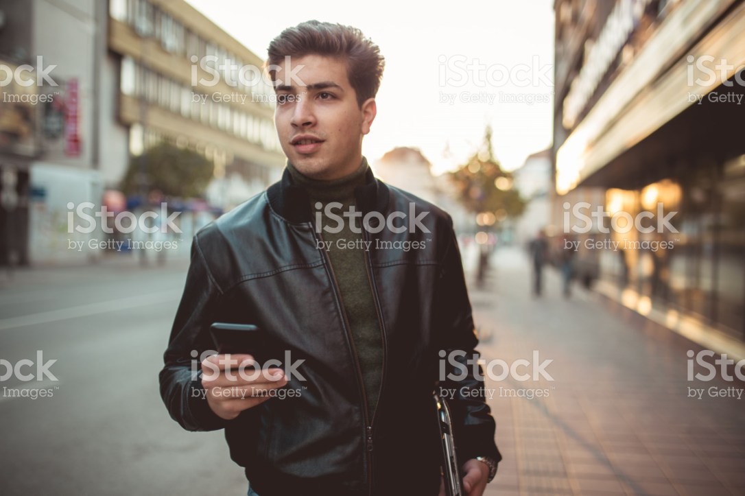 Jaket kulit selain fashionabel mampu melindungi dari panas maupun dingin (www.istock.com).