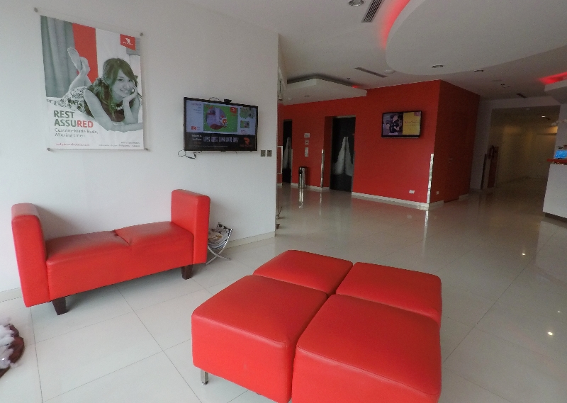 Lobi bernuansa merah putih Red Planet Hotel Makassar 