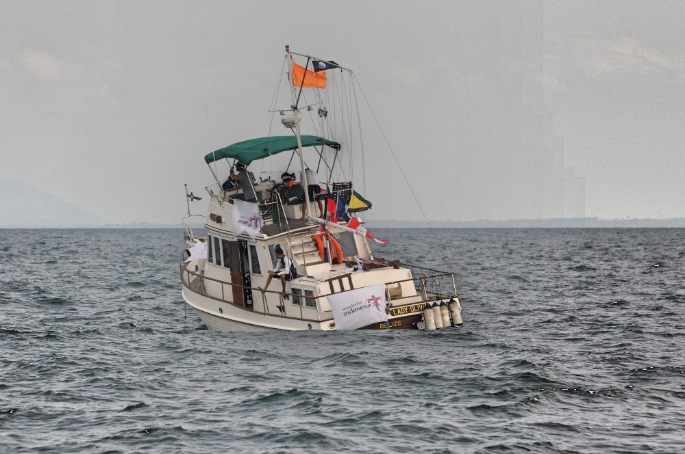 Kapal juri dan race office 3rd Wonderfuli Indonesia Nongsa Regatta.