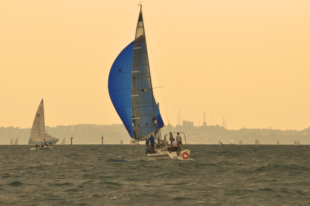 Senja dan kemeriahan 3rd Wonderful Indonesia Nongsa Regatta.