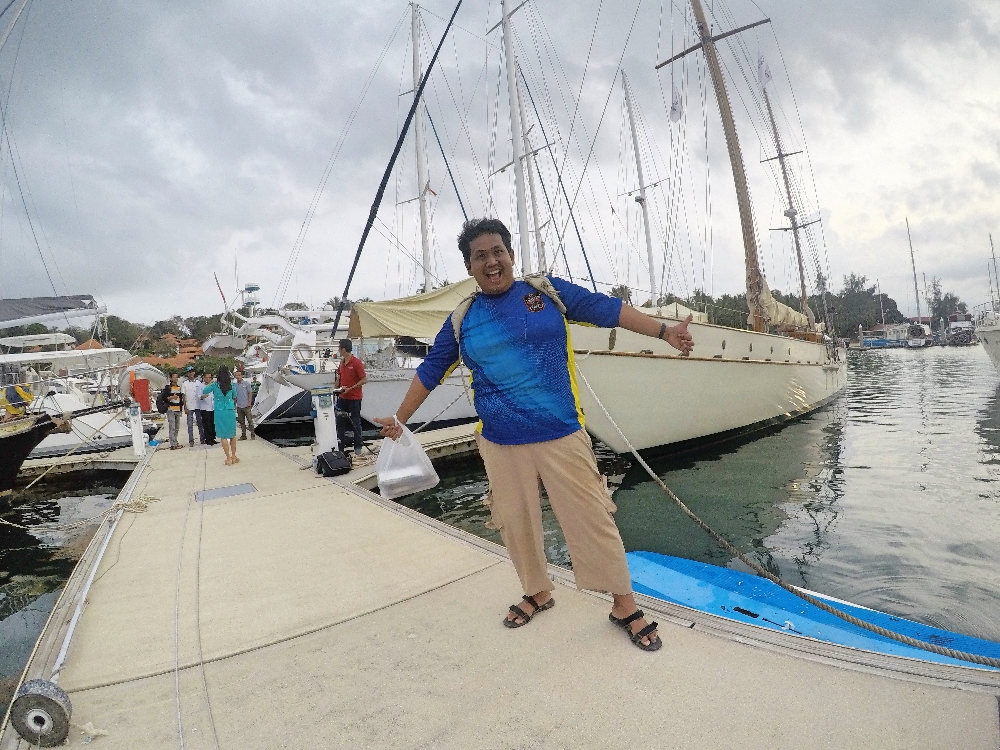Berpose di depan yacht mewah Rona Circa. 