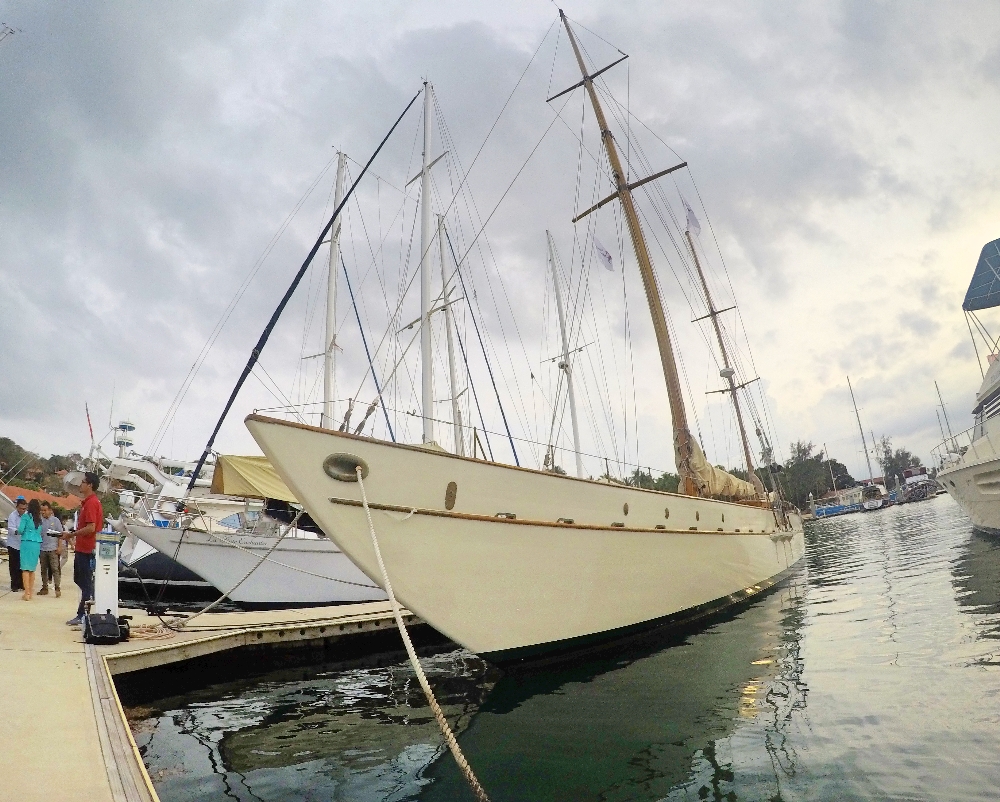 Yacht mewah Rona Cira bersandar di Nongsa Point Marina, Batam. 