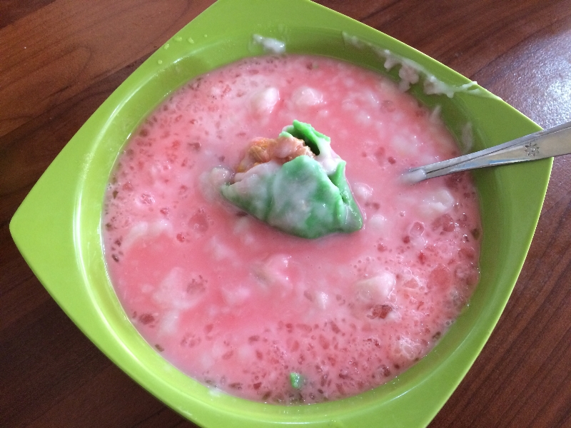 Percaya nggak kalau hanya jajanan ini yang saya makan di Makassar