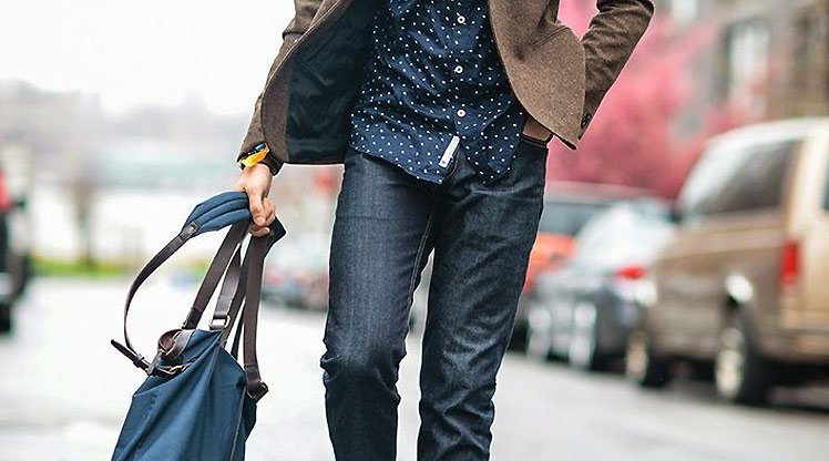 Jalan tetap nyaman tapi tidak salah kostum di acara formal (www.istock.com).