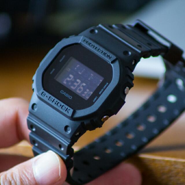Casio G-SHOCK tipe DW-5600BB, arloji favorit saya ketika traveling.