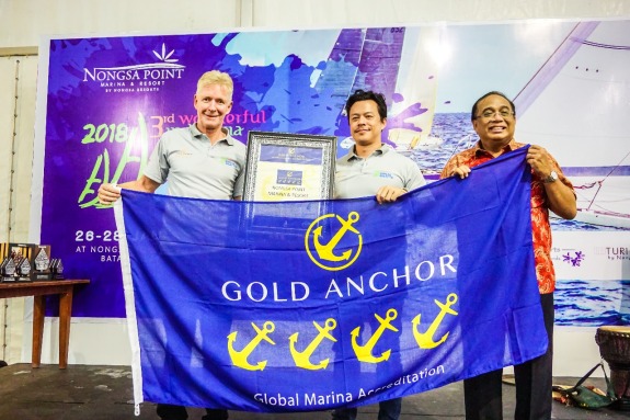 Penanugerahan 5 Gold Anchor dari Marina Industries Association yang diserahkan oleh Colin Bransgrove - Executive Officer dari Marina Industries Association kepada Mike Wiluan ( Presiden Direktur Nongsa Resorts ).
