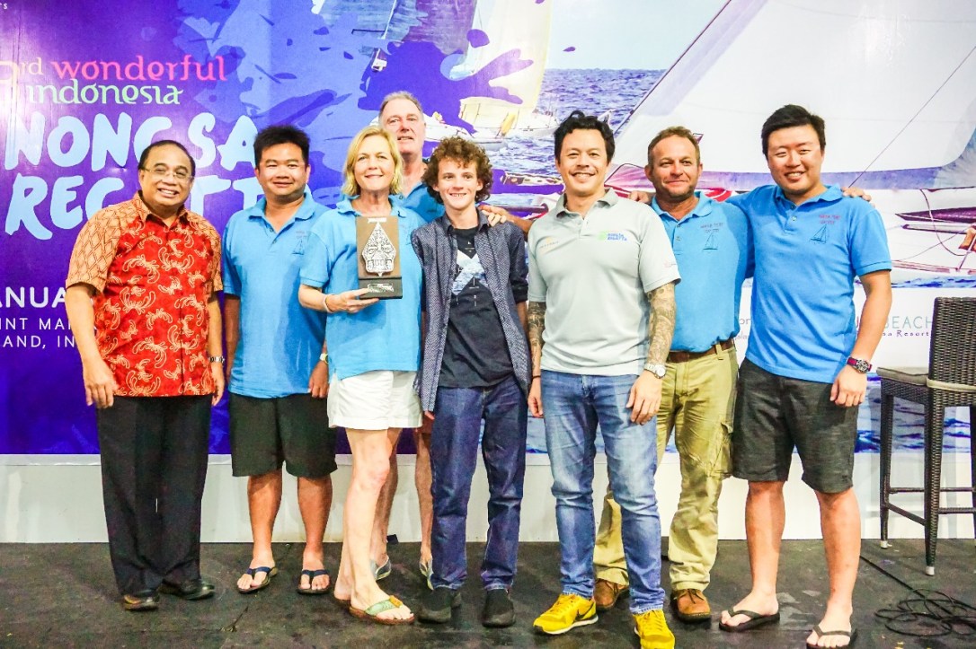 Tim tim WAKA TERE berfoto bersama Indroyono Soesilo , Ketua Tim Percepatan Pengembangan Wisata dan Mike Wiluan , Presiden Direktur Nongsa Resorts.