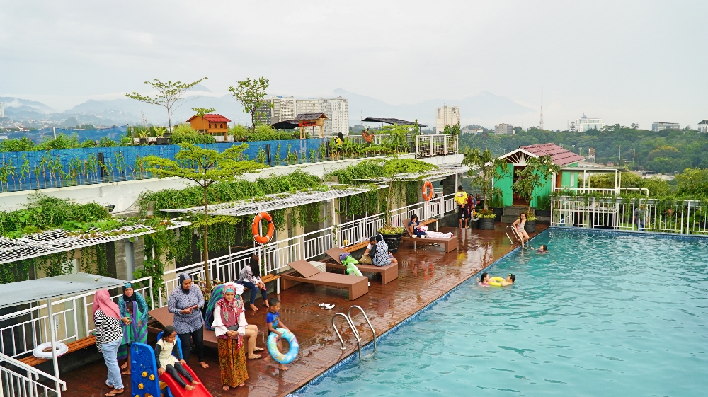 Kolam renang di rooftop North Tower Grand Tjokro Premiere Hotel Bandung.