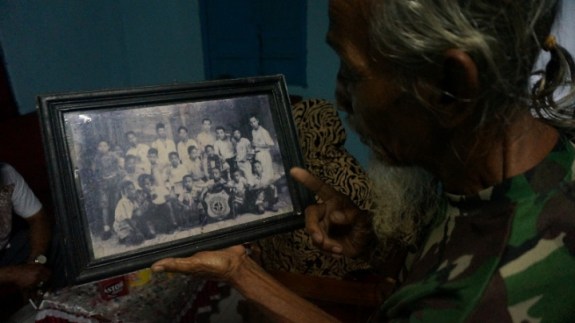 Kelompok musik bambu ibu semasa sekolah dasar.