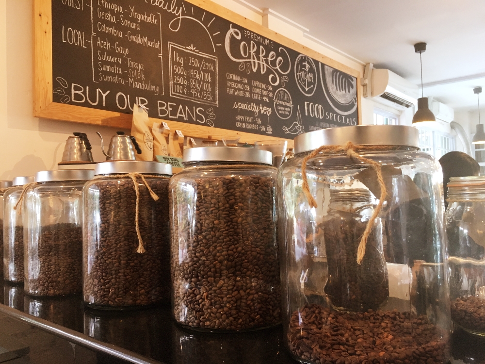 Koleksi kopinya sangat lengkap membuat pemuja kopi jatuh hati berkali-kali.