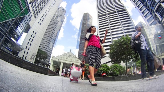 Jalan-jalan dengan kaki murah tapi tidak efisien , kalau mau jalan-jalan murah dan efisien naik bus.
