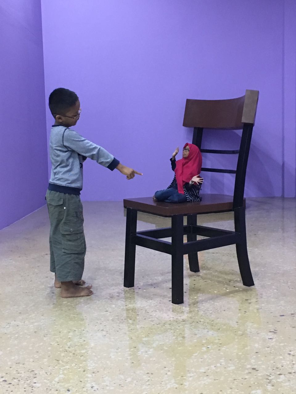 Si Mbak jadi kecil banget lalu si Adek semena-mena.