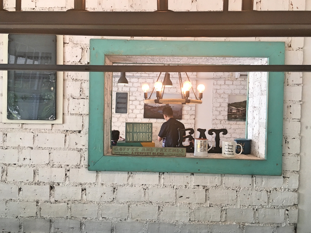 Anchor Cafe & Roastery bukan tempat ngopi biasa.