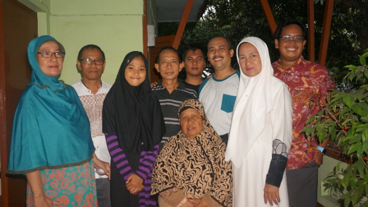Foto bersama sanak saudara di Mbarat, Madiun.