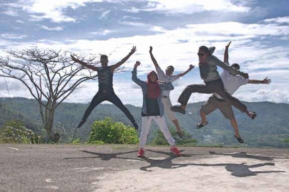 Siapa ini yang bertugas jadi tukang foto kalau semuanya loncat