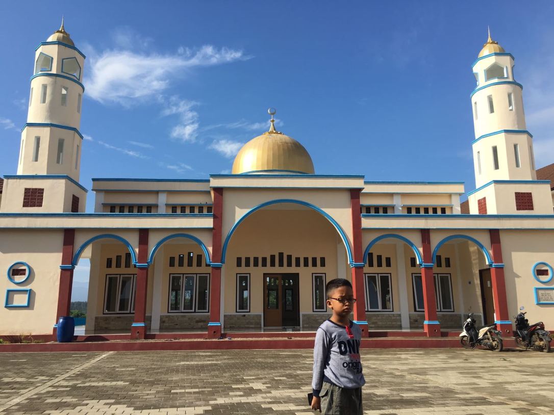 Si Adek lagi lihat-lihat sekolah si Embak. Gimana Dek mau menyusul boarding school juga?