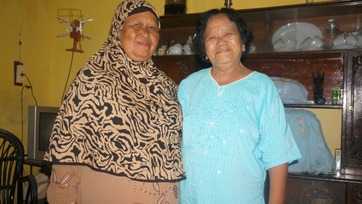 Ibu (kiri) dan teman sepermainannya Sutini (kanan)