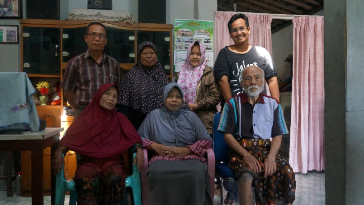 Berfoto dengan keluarga di Ponorogo.