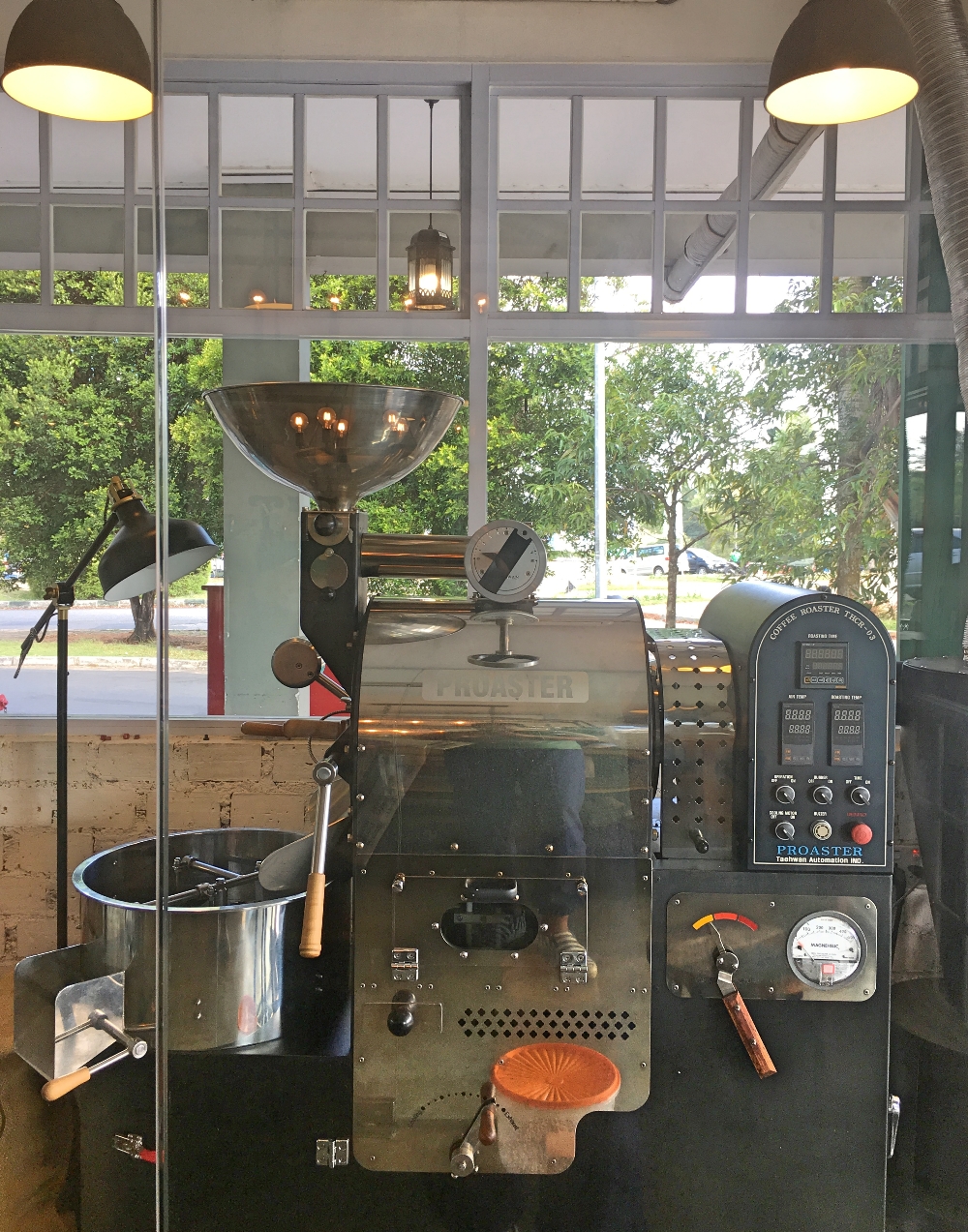 Mesin penyangrai kopi Proastery di bagian depan kafe.
