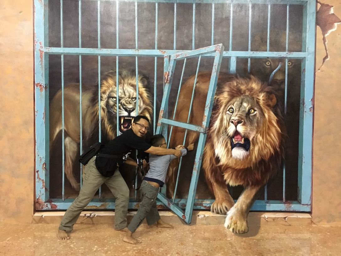 Nah lho singanya lepas, ayo kabur!!!