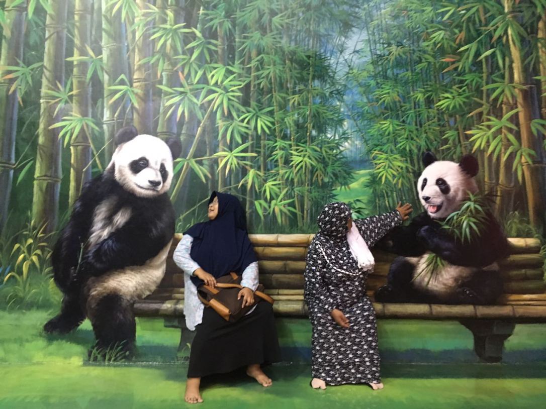 Empat ekor panda :D