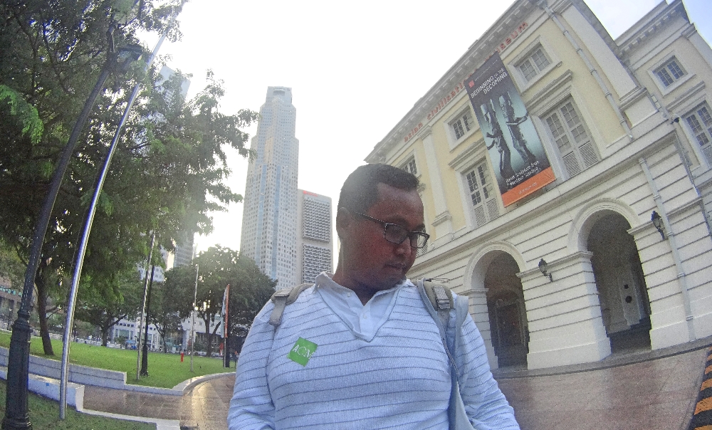 Lagi nyamar jadi orang lokal biar bisa masuk museum gratis. Sudah mirip kah?