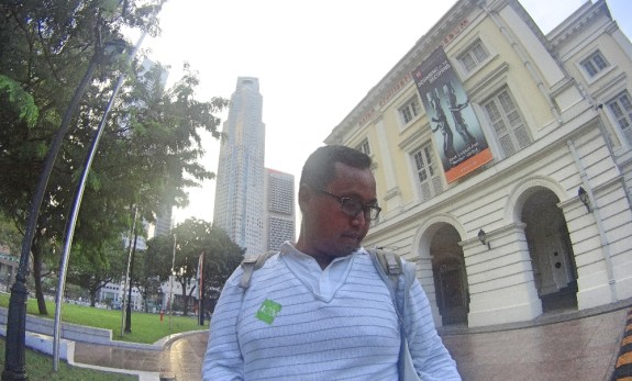 Lagi nyamar jadi orang lokal biar bisa masuk museum gratis. Sudah mirip kah?