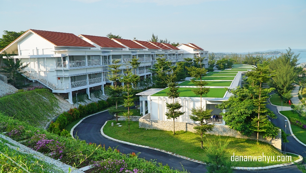Kamar Pool view dan Sea View siap menyempurnakan liburan bersama keluarga.