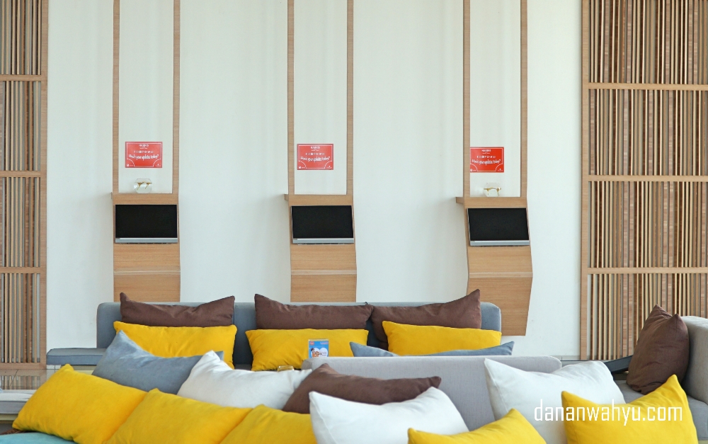 Ruang tunggu lobb hotel dilengkapi video games