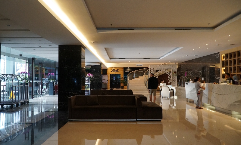 Lobi Grand Tjokro Premiere Hotel.