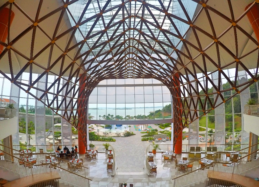 Lobby dengan ornamen langit-langit mirip tulang ikan 