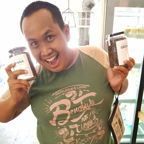 Mencari kopi merk Luwak dan Geisha, di sini banyak banget stoknya.