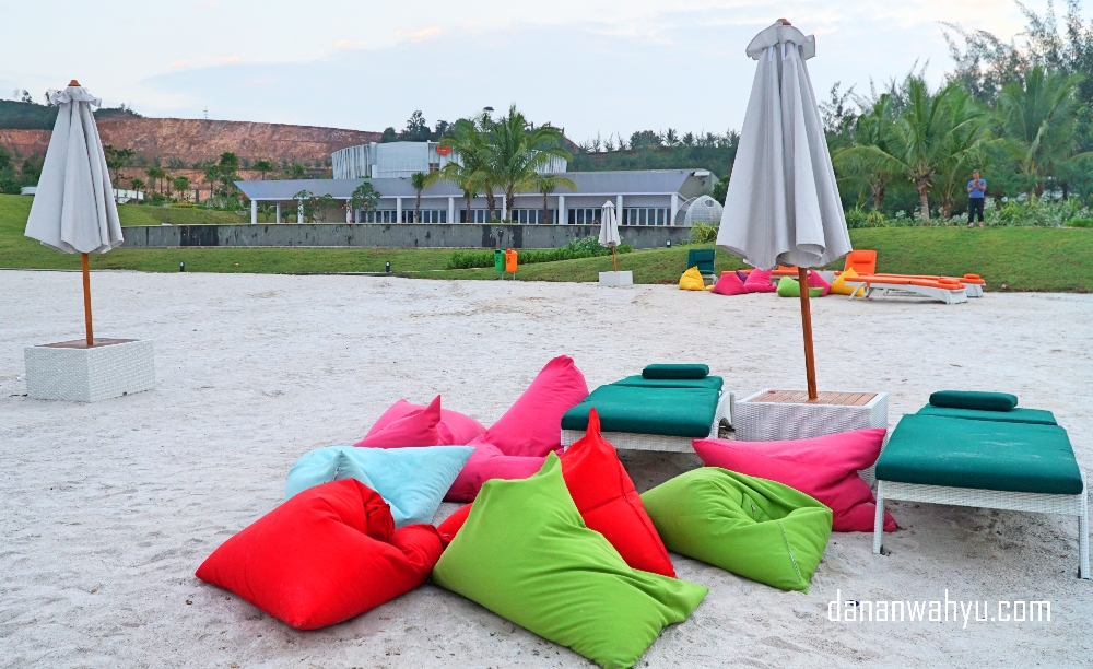 Sofa outodoor seperti ini bikin nggak mau balik ke kamar.