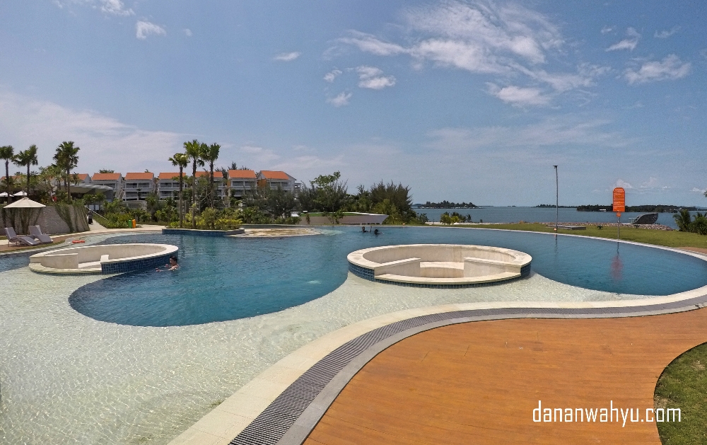 Lagoon pool dengan pemandangan laut dan jacuzzi.