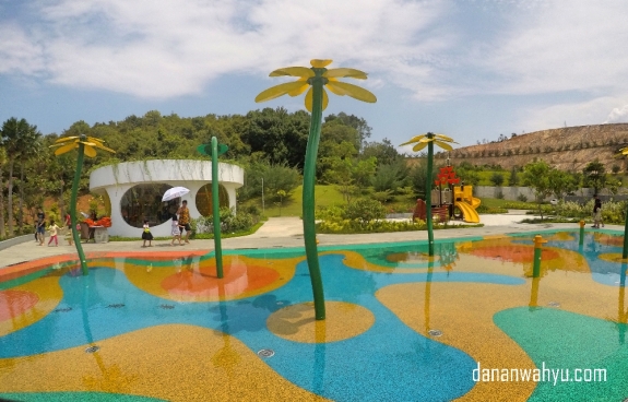 Water playground untuk yang mau main becek-becekan tanpa berenang.