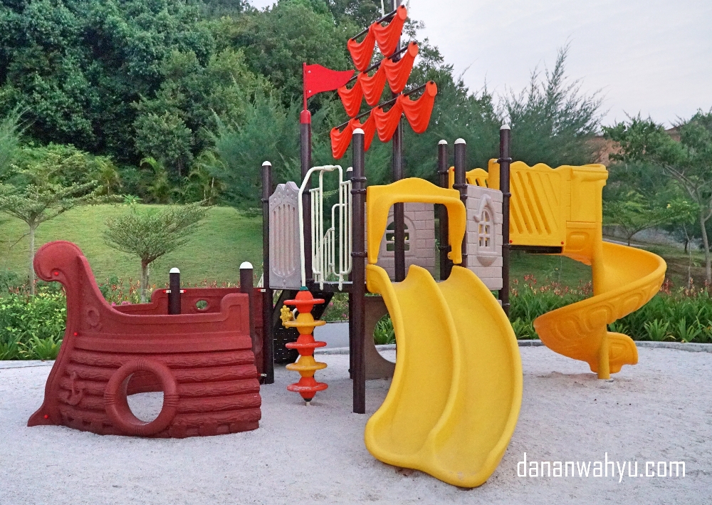 Taman bermain anak bentuk kapal bajak laut