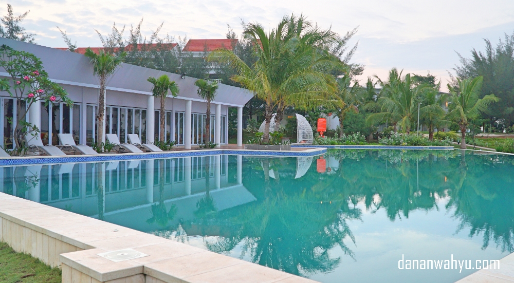 Infinity pool bagi yang ingin berenang namun terasa dekat pantai dan laut.