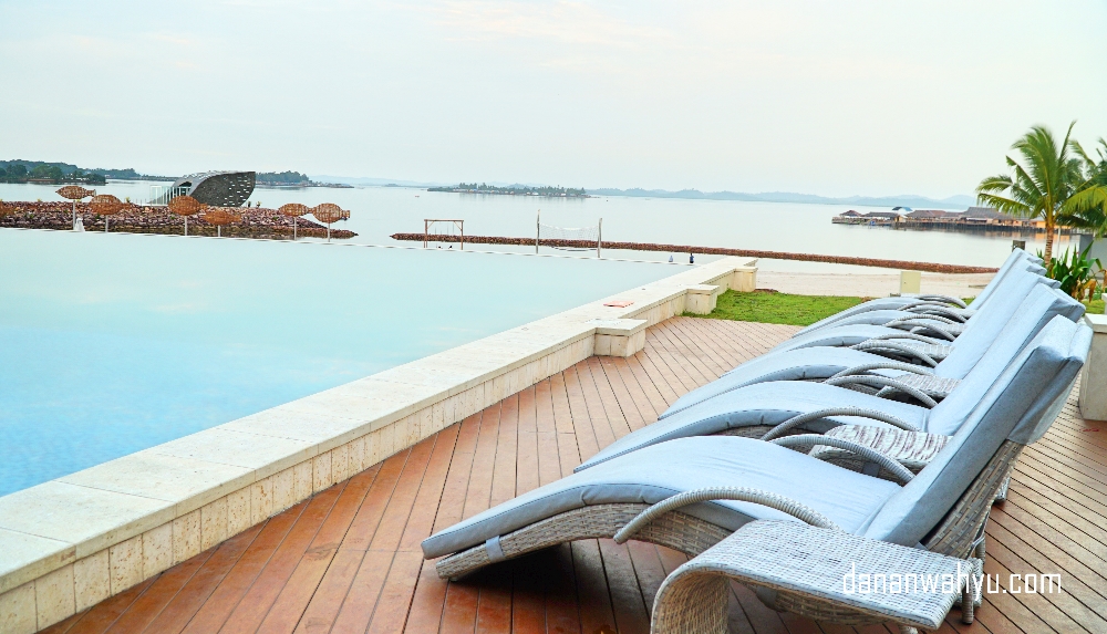 Begini lho pemandangan infinity pool-nya, asik kan?