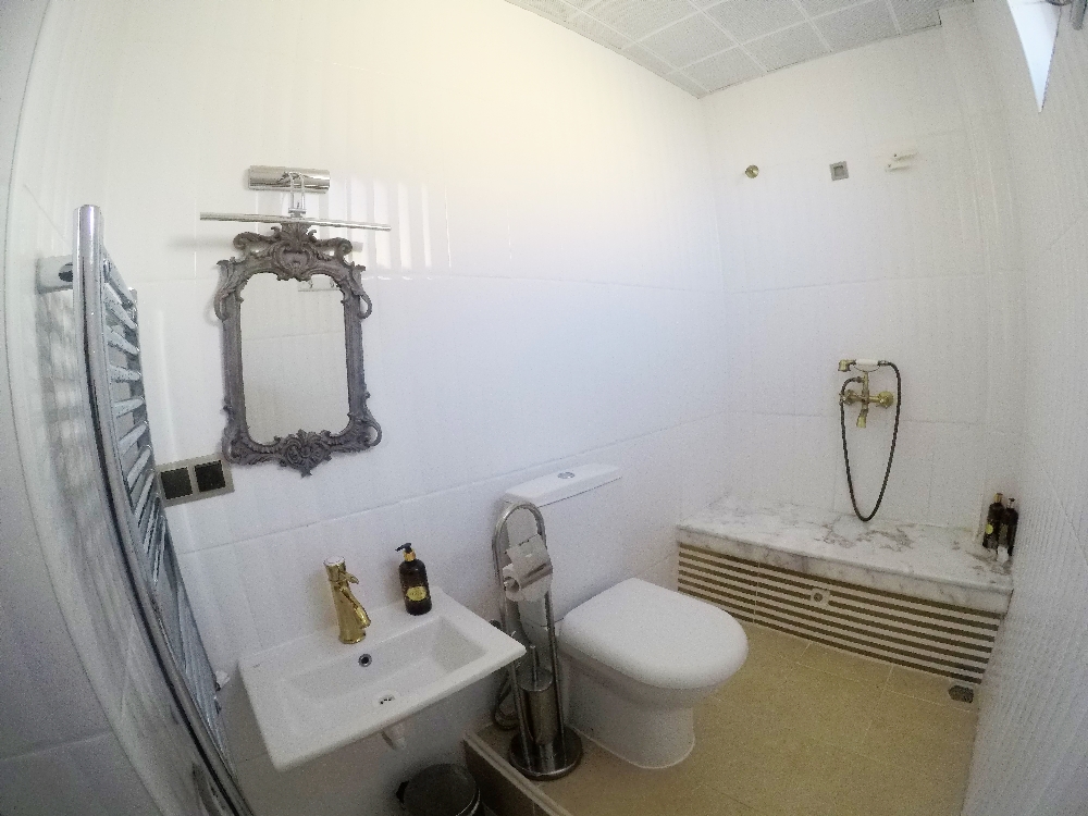 Desain kamar mandinya nggak kalah seru 