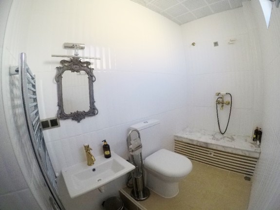 Desain kamar mandinya nggak kalah seru 