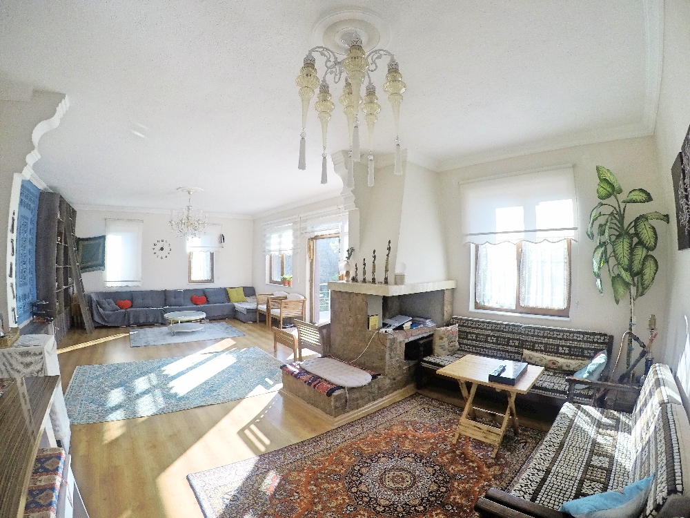 Meski menggunakan karpet Turki nuansa ruangan tidak terlalu Turki